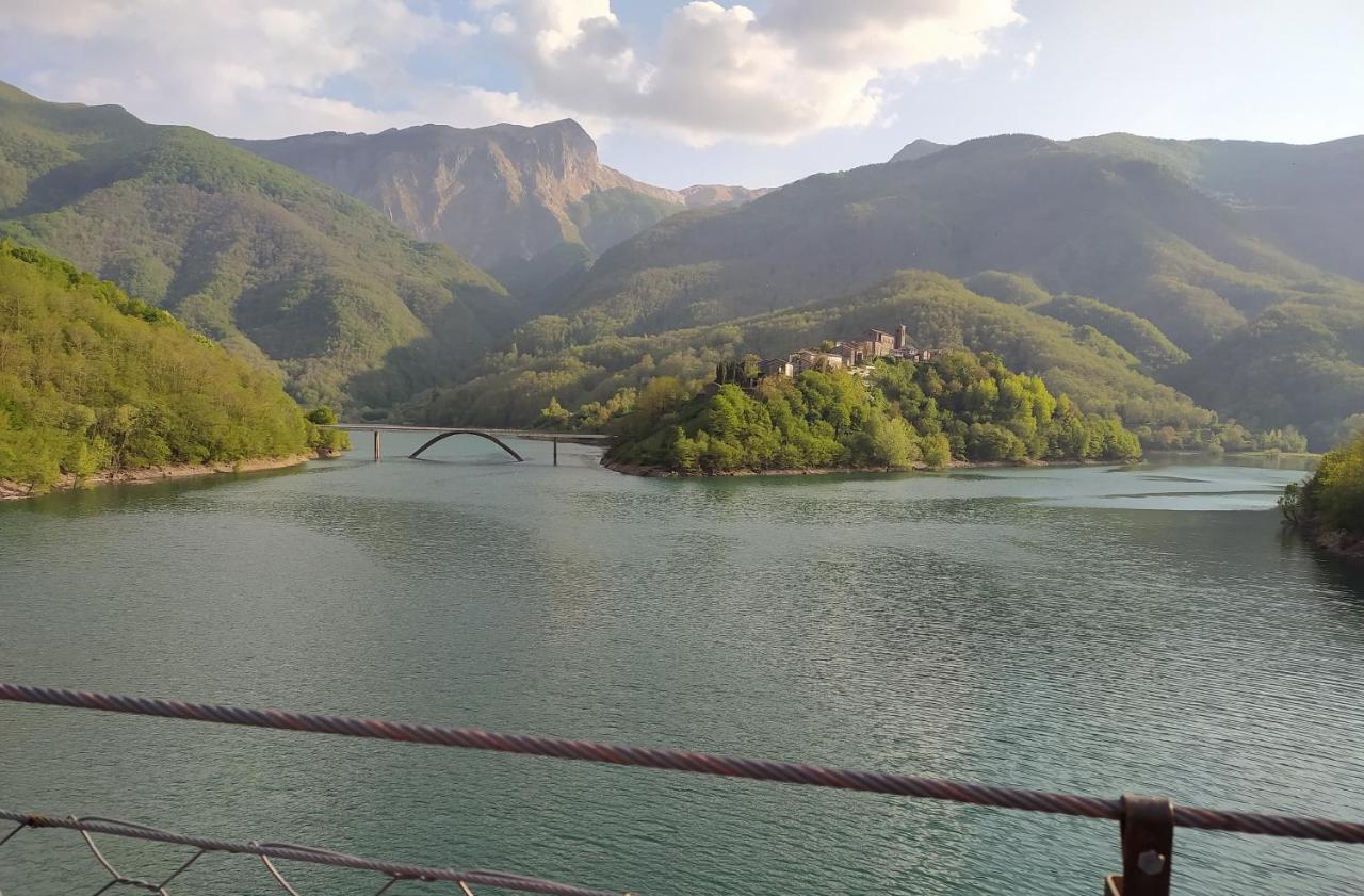 Casa Vacanze Al Colletto - Con Terrazza Panoramica In Centro Storico Vagli di Sotto Luaran gambar